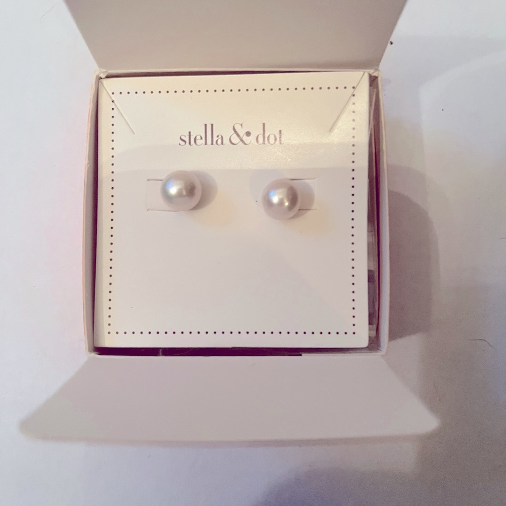Stella and Dot pearl studs